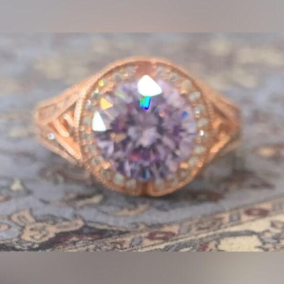 Gorgeous designer ring . Lavender and white CZ set in Rose gold over silver - Picture 4 of 7